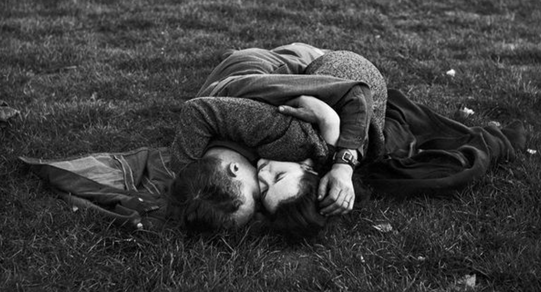 На фото: Американський солдат обіймає свою дівчину, лежачи на траві в парку, 1945 рік